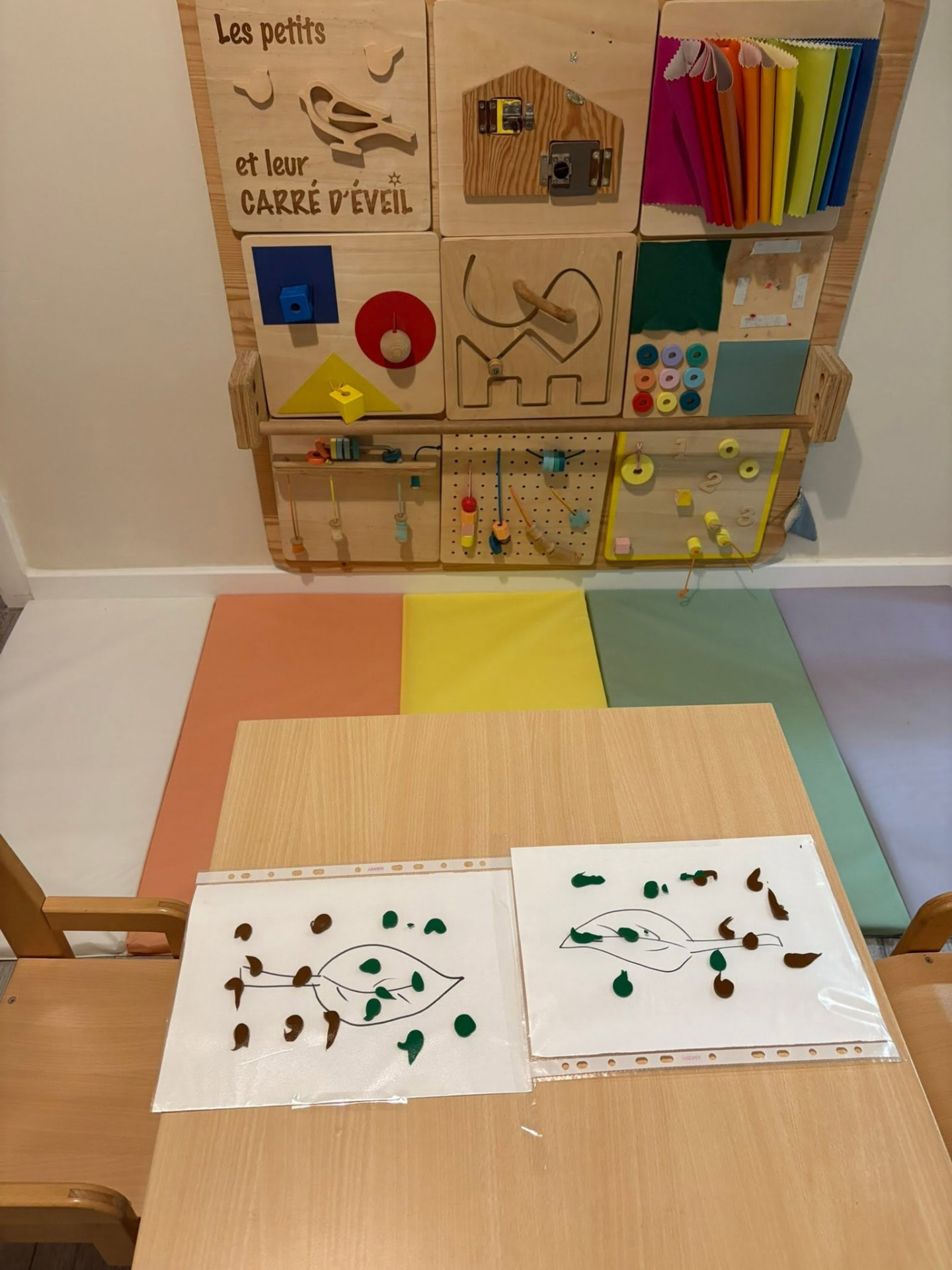 Tableau d'éveil sensoriel et tapis colorés du carré d'éveil