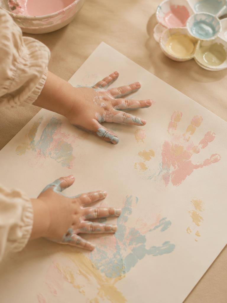 Empreintes de mains en peinture pastel
